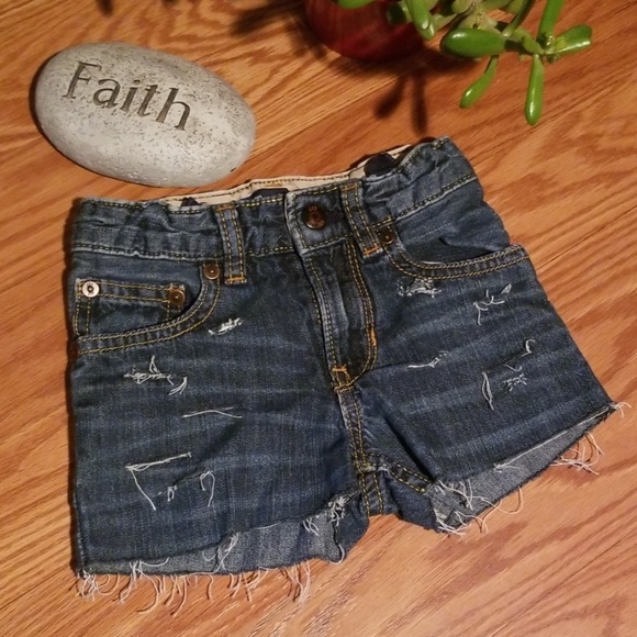 Baby gap 2t distressed Cutoffs - Picture 1 of 4